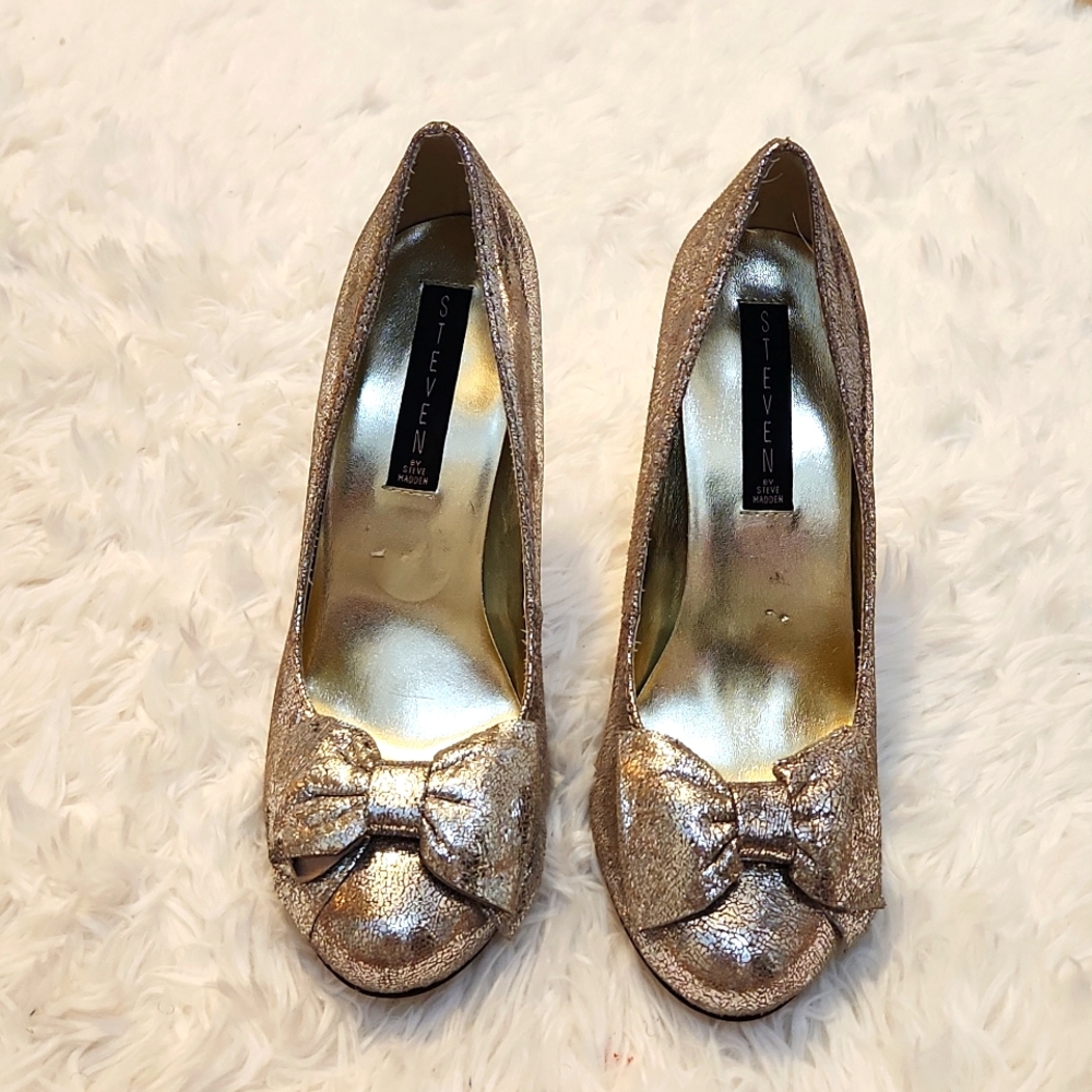 Steve Madden gold, round head with a bow, 4 inches heels, size US 7-7.5